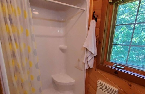 Northfield Chalet De Esquí | Chalet 4 season on lake, very private w/ Hot Tub
