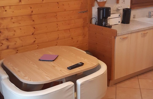 Saint-Jean-de-Sixt Apartamento | Apartment in a chalet with summer pool and spa
