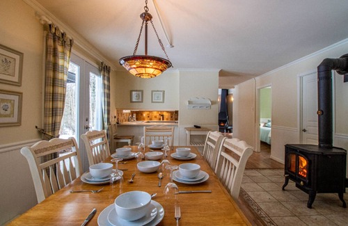 Saint-Raymond Chalet De Esquí | Chalet bordered by the Bras-du-Nord River, located in an enchanting setting.