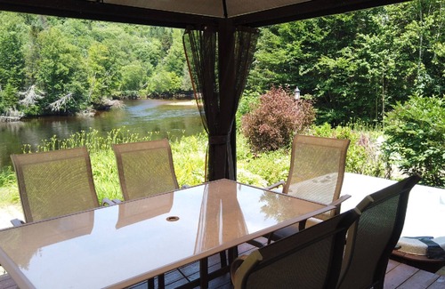 Saint-Raymond Chalet De Esquí | Chalet bordered by the Bras-du-Nord River, located in an enchanting setting.