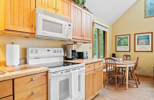 Baileys Harbor Cabina | Chalet Cabin on Kangaroo Lake - Dog Friendly and family friendly