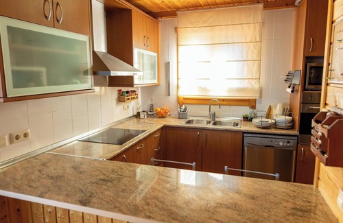 Calafell Casa | Chalet 'Casa de Madera' con vistas a la montaña, jardín, aire acondicionado, piscina y Wi-Fi