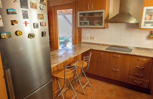 Calafell Casa | Chalet 'Casa de Madera' con vistas a la montaña, jardín, aire acondicionado, piscina y Wi-Fi