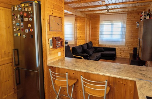 Calafell Casa | Chalet 'Casa de Madera' con vistas a la montaña, jardín, aire acondicionado, piscina y Wi-Fi