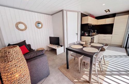Jullouville Chalet De Esquí | Chalet cozy à Jullouville - 4 pers, piscine chauffée, proche plage et commerces - FR-1-361-538