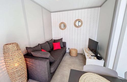 Jullouville Chalet De Esquí | Chalet cozy à Jullouville - 4 pers, piscine chauffée, proche plage et commerces - FR-1-361-538