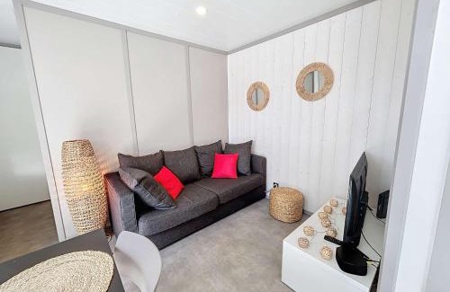 Jullouville Chalet De Esquí | Chalet cozy à Jullouville - 4 pers, piscine chauffée, proche plage et commerces - FR-1-361-538