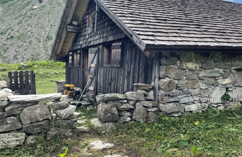 Saint-Jean-dʼAulps Chalet De Esquí | Alpine chalet facing Mont Blanc, accessible only on foot.