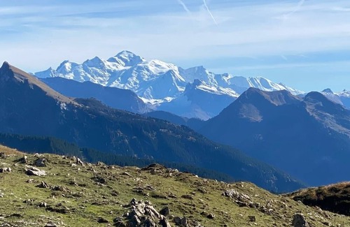 Saint-Jean-dʼAulps Chalet De Esquí | Alpine chalet facing Mont Blanc, accessible only on foot.