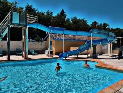 Chazelles-sur-Lyon Chalet De Esquí | Chalet dans camping avec piscine