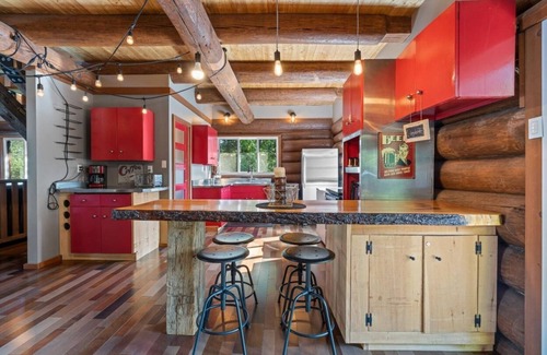 Mauricie Cabina | Chalet en bois rond au bord de l'eau avec spa, foyer et table de pool.