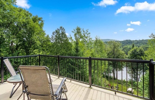 Mauricie Cabina | Chalet en bois rond au bord de l'eau avec spa, foyer et table de pool.