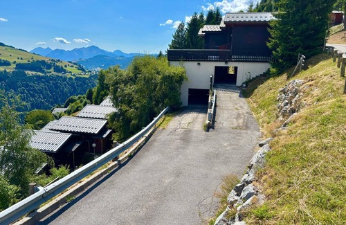 Notre-Dame-de-Bellecombe Chalet De Esquí | CHALET LILOU, small renovated chalet facing the slopes