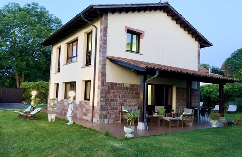 Llamigo Casa | Chalet en Llanes, frente a los bufones de Pria
