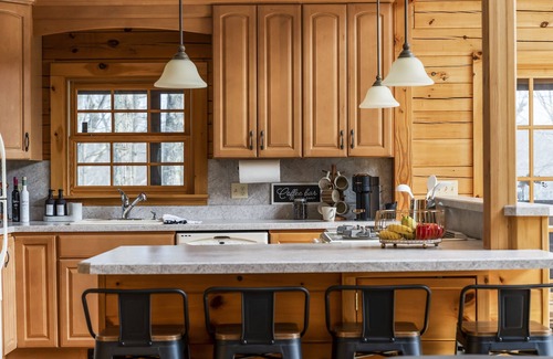 Otis Chalet De Esquí | Chalet in the Berkshires, Wellness, Family, Lake, Kayaks, Sauna, EV charger & Home Office