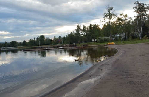 Larouche Chalet De Esquí | Chalet Le Kim al borde del lago