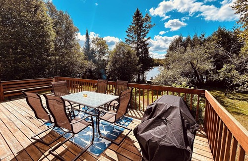 Mont-Laurier Chalet De Esquí | Chalet Le Malpic, Laurentides, Bord de l'eau, en pleine nature. Animaux acceptés