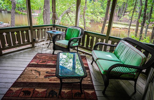 Pine Mountain Chalet De Esquí | Chalet located right across from our putt-putt course and offers a amazing view.