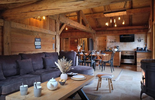 La Giettaz Chalet De Esquí | Chalet Marijulo - Stylish property with hot tub and terrace - OVO Network