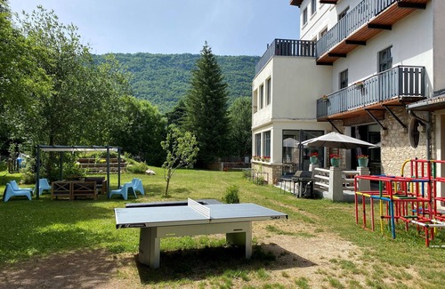 Lans-en-Vercors Chalet De Esquí | Chalet mountain apartment, sleeps 13, village center