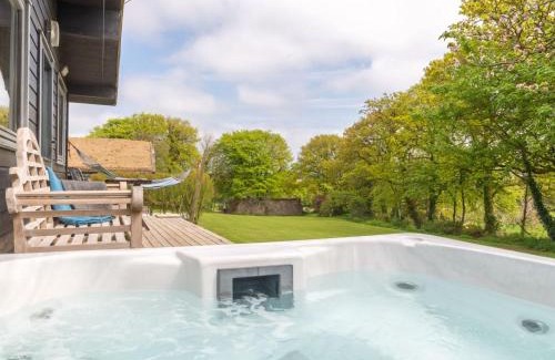 Brazzacott Chalet De Esquí | Chalet Oak Hot Tub Lodge by Interhome