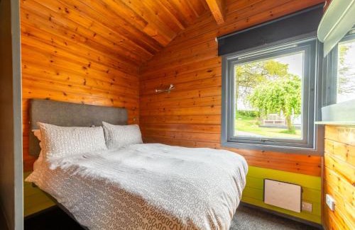 Brazzacott Chalet De Esquí | Chalet Oak Hot Tub Lodge by Interhome