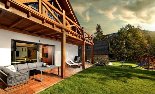 Huty Cabina | Chalet Oasis - Luxury 5-Bedroom Chalet with Panoramic Views