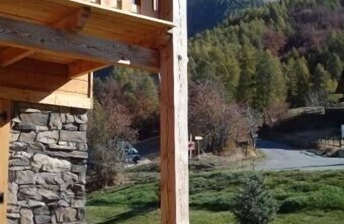 Saint-Leger-les-Melezes Chalet De Esquí | Chalet emparejado con unas vistas impresionantes.