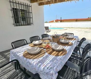 Chiclana de la Frontera Casa | Chalet Vacacional ELIÁ -Piscina Privada, BBQ, Wifi
