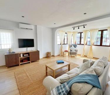 Chiclana de la Frontera Casa | Chalet Vacacional ELIÁ -Piscina Privada, BBQ, Wifi