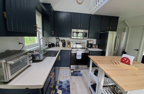 Gilboa Chalet De Esquí | Chalet w/HOT TUB & OUTDOOR TV ALL YEAR, Fire Pit, Pool, Prvt. trail & Playground
