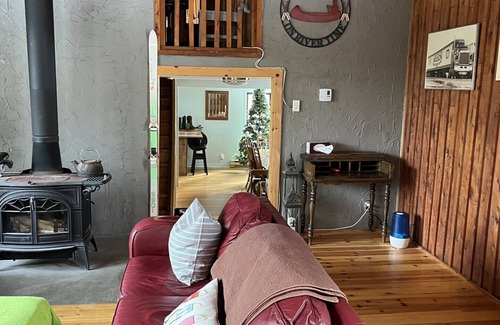 Mont Ste. Marie Chalet De Esquí | Chalet walk to Ski Hill Sleeps 12 5 bedrooms and bunk bed