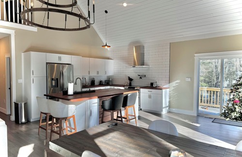 Bouvet Island Chalet De Esquí | Chalet with year round heated pool, sauna, jacuzzi and a Fully fenced in yard