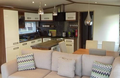 Boat of Garten Casa | Un modelo de chalet de 2016 con bañera de hidromasaje 'JUNO y hermosas vistas sin obstáculos.