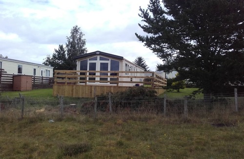 Boat of Garten Casa | Un modelo de chalet de 2016 con bañera de hidromasaje 'JUNO y hermosas vistas sin obstáculos.