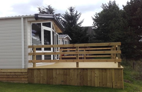 Boat of Garten Casa | Un modelo de chalet de 2016 con bañera de hidromasaje 'JUNO y hermosas vistas sin obstáculos.