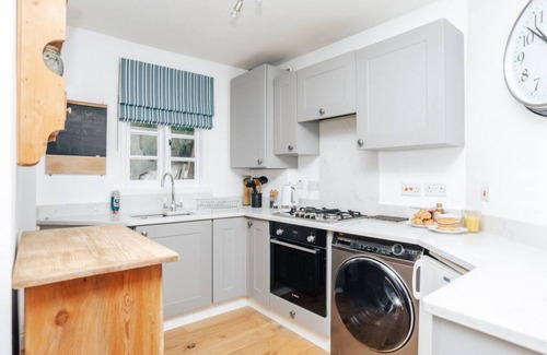 Henley-on-Thames Casa | Chalk House - Pet Friendly - From 125 Per Night