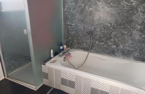 Offemont Casa | Chambre calme à la limite de Belfort, maison avec jardin proche du stade, du skatepark et de la rivière