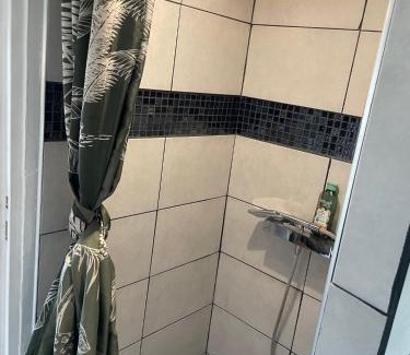 Le Relecq-Kerhuon Apartamento | Chambre calme au dessus d'un atelier, kitchenette, douche et toilettes dédiées