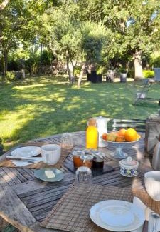 Lagnes Cama Y Desayuno | Chambre d'Hotes Manon - Domaine Les Peupliers -
