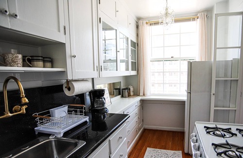 East Village Apartamento | Chambre de Bonne in Downtown Long Beach across from the Convention Center~