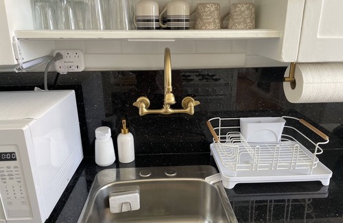 East Village Apartamento | Chambre de Bonne in Downtown Long Beach across from the Convention Center~