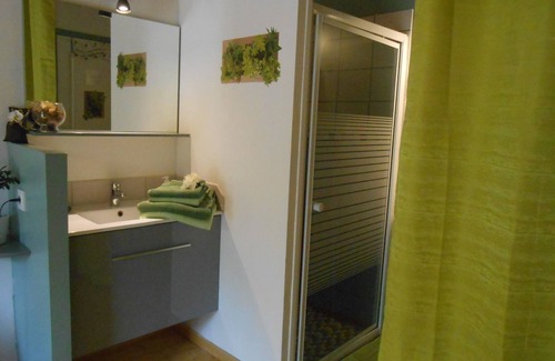 Belvianes-et-Cavirac Cama Y Desayuno | Familiar-Baño tipo “wet room”-Vista al Jardín