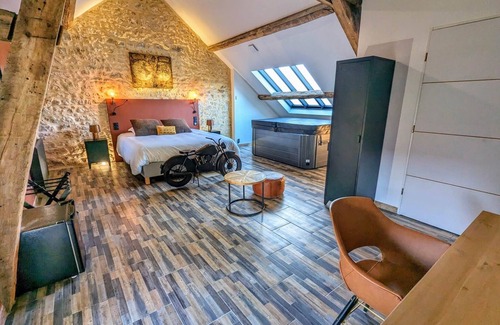 Treuzy-Levelay Otro | Chambre Industrielle Avec Jacuzzi Privatif Sous les Poutres