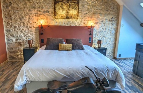 Treuzy-Levelay Otro | Chambre Industrielle Avec Jacuzzi Privatif Sous les Poutres
