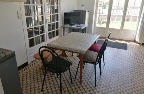 Savigne-lʼEveque Casa | Chambre parquet flottant chez l'habitant