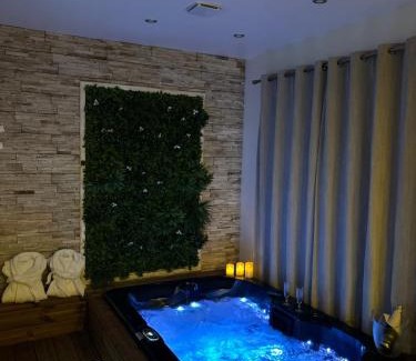 Messy Casa | Chambre romantique avec Jacuzzi privée