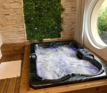 Messy Casa | Chambre romantique avec Jacuzzi privée