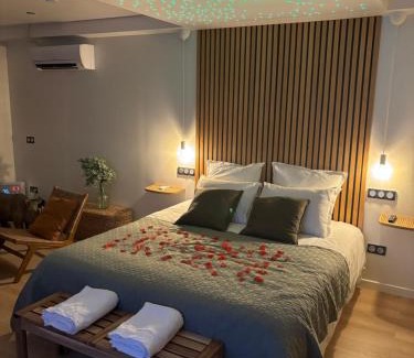 Messy Casa | Chambre romantique avec Jacuzzi privée