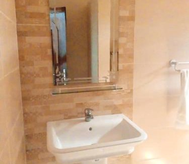 Adetikope Cama Y Desayuno | Chambre salon meublée